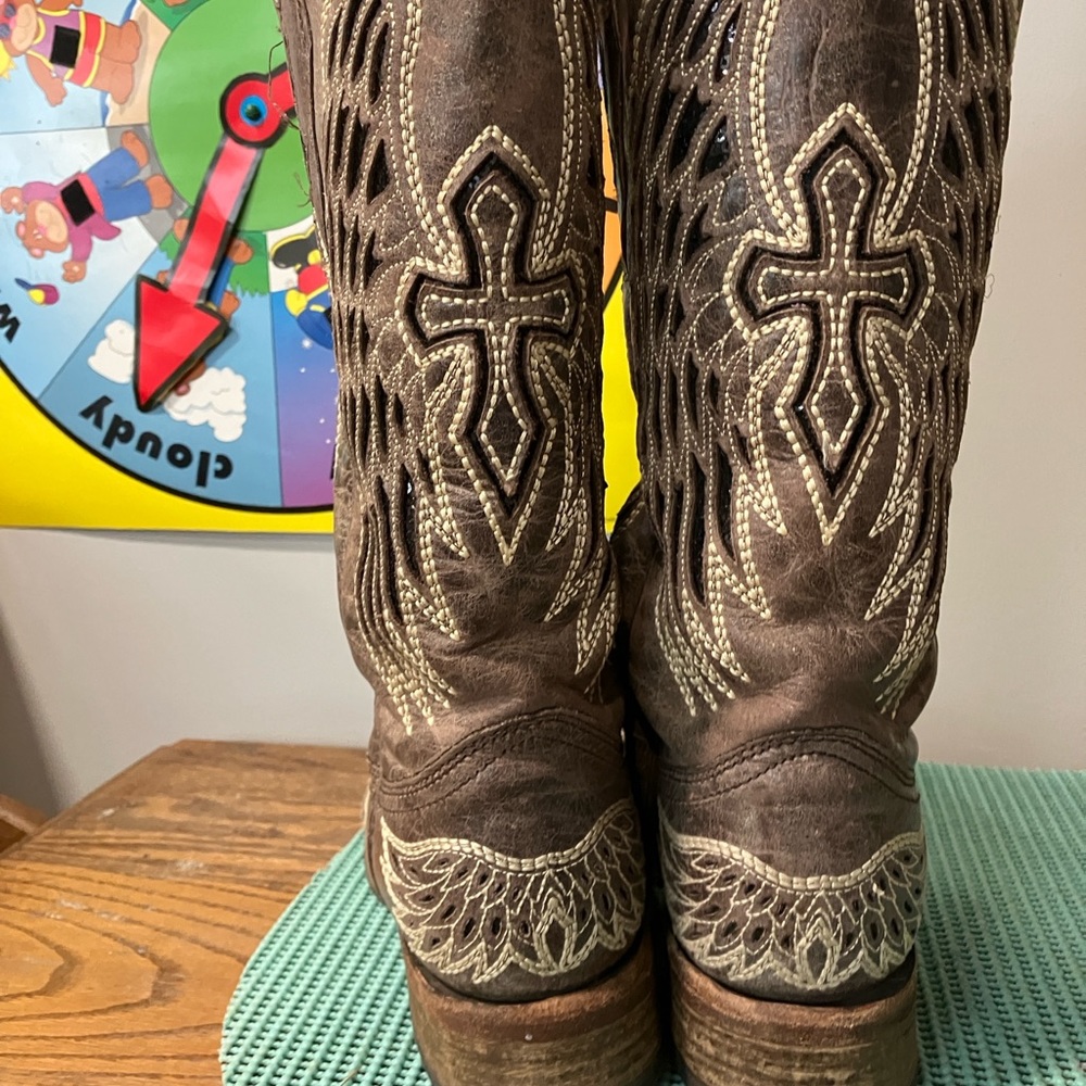 Corral women’s boots! Cross on the front. Beautiful! Great  condition. size 8.5. - Picture 9 of 9